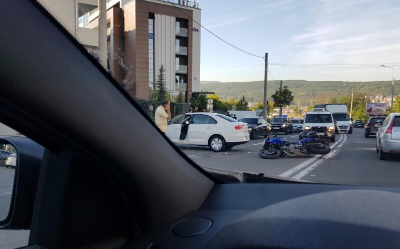 Accidentul de pe Frunzişului, în care a fost implicat şi un motociclist, surprins de camerele video