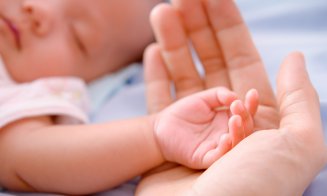 Guvernul "drege busuiocul" cu un OUG în scandalul mămicilor rămase fără indemnizaţie pentru creşterea copilului