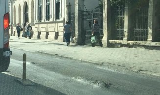 Noi gropi pe banda dedicată autobuzelor din centrul Clujului