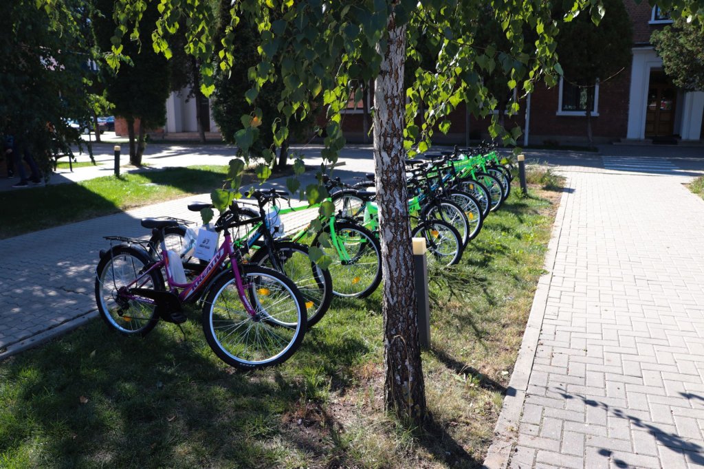Biciclete noi pentru copii din sate izolate din Apuseni