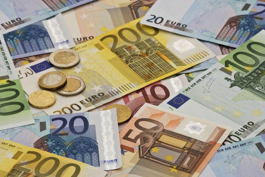 Veşti bune în prag de weekend. Euro face un pas în spate