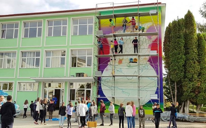 "Romania in 100 faces". O nouă pictură murală uriaşă, pe peretele unui liceu din Cluj