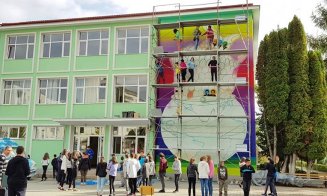 "Romania in 100 faces". O nouă pictură murală uriaşă, pe peretele unui liceu din Cluj