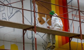 Artiştii stradali clujeni dau o nouă înfăţişare Şcolii "Octavian Goga" din Cluj. Cum arată clădirea, acoperită cu grafitti