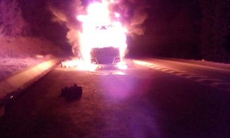 Un autocar a ars ca o torță pe centura Vâlcele - Apahida