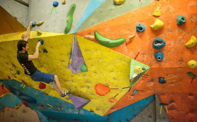 O echipă de tineri clujeni aduc munţii în sală. Cel mai înalt panou de căţărat din Transilvania va fi la Cluj + Cursuri de parkour şi yoga