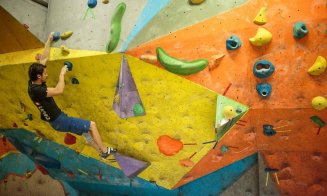 O echipă de tineri clujeni aduc munţii în sală. Cel mai înalt panou de căţărat din Transilvania va fi la Cluj + Cursuri de parkour şi yoga