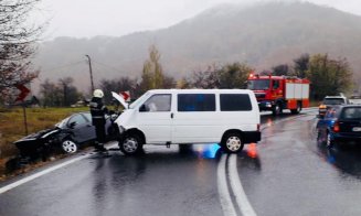 A plouat la Cluj, accidentele s-au ţinut lanţ. Patru răniţi, două maşini în şanţ