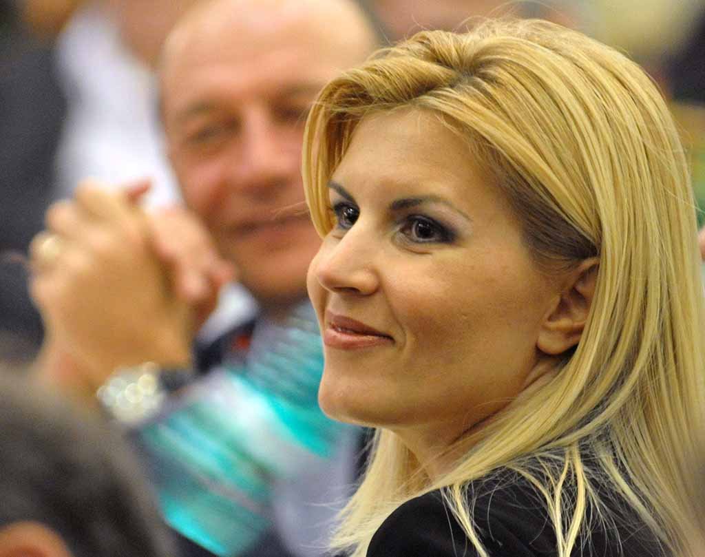 Dezvăluiri despre relaţia dintre Traian Băsescu şi Elena Udrea. „Ea, îmbrăcată în roşu, cu o fustă mini provocatoare…”