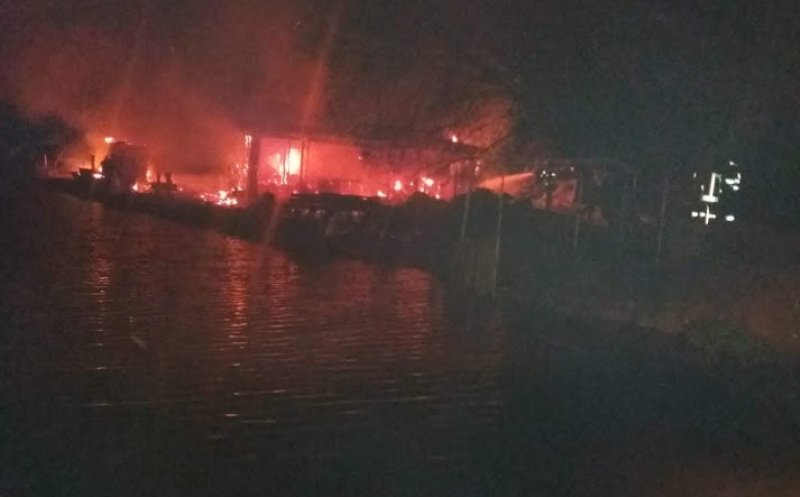 Încă o casă din Cluj mistuită de incendiu. Pompierii atrag atenţie asupra instalațiilor de energie electrică
