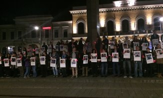 Cluj nu uita! Sute de persoane au iesit in strada ca sa aprinda o lumanare in memoria victimelor de la Colectiv