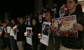 Cluj nu uita! Sute de persoane au iesit in strada ca sa aprinda o lumanare in memoria victimelor de la Colectiv