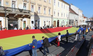 Tricolor cât un bloc cu 10 etaje, desfășurat în centrul Clujului
