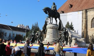 Tricolor cât un bloc cu 10 etaje, desfășurat în centrul Clujului