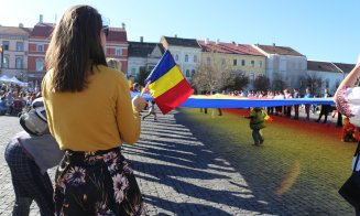 Tricolor cât un bloc cu 10 etaje, desfășurat în centrul Clujului