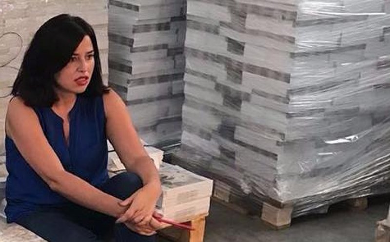 Femeia prin mâinile căreia trec manualele şcolare. Din fruntea protestelor #rezist de la Cluj, la şefia editurii de sub aripa PSD