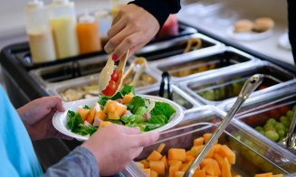 Programul "Masă caldă în şcoli". Guvernul modifică valoarea pachetului alimentar