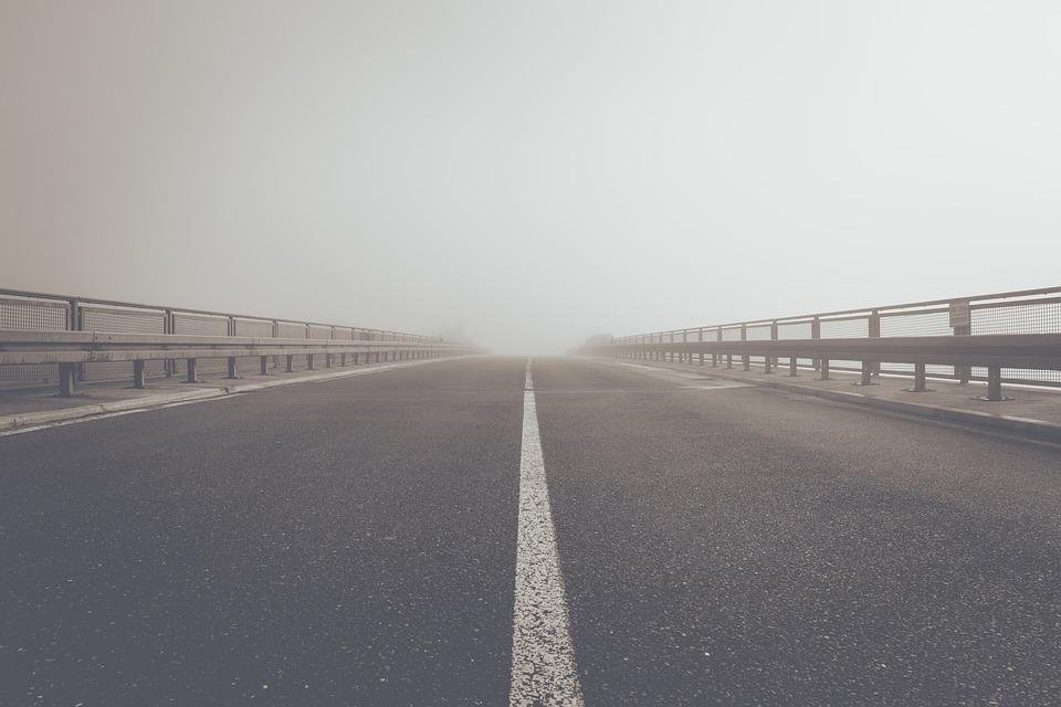 Cod galben de ceaţă în 17 judeţe din Transilvania. Restricţii auto pe drumurile din România