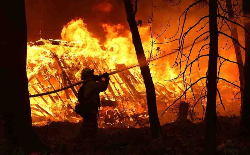 Arde California! CIFRELE DEZASTRULUI: cel puţin 42 de morţi, 1 oraş distrus, 7.000 de case arse