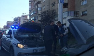 POZA ZILEI: Maşină rămasă fără curent, pornită cu ajutorul unui poliţist