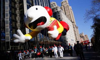 În ciuda frigului, peste 3 milioane de newyorkezi au asistat la tradiţionala paradă de Thanksgiving – VIDEO