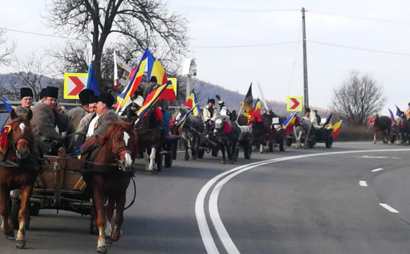Convoiul care reface Drumul Unirii a ajuns în Cluj. Pe unde trec cele 10 căruțe