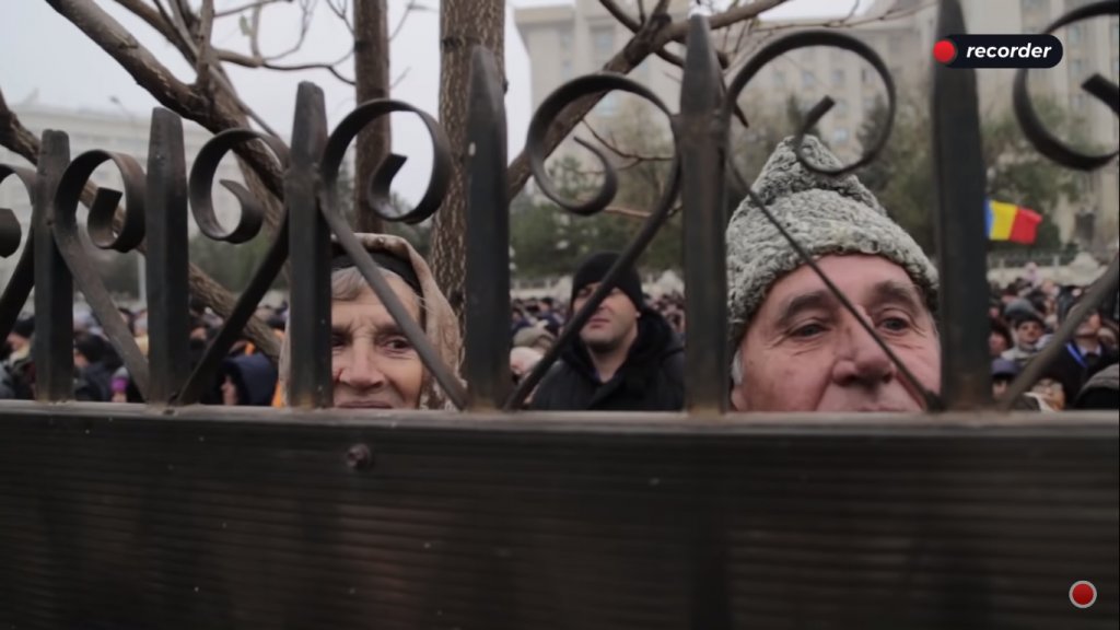 Aftermovie "Catedrala umilirii neamului". Enoriaşii în frig afară, preoţii cu bolizii până la trepte