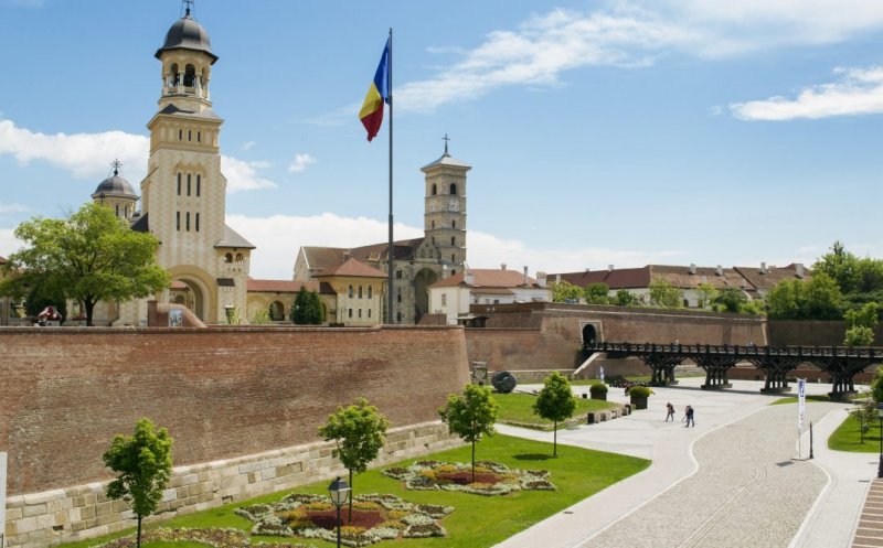 CENTENAR. Atenţie dacă plecaţi la Alba Iulia! Acces auto limitat total la intrărileîn oraş, vizitatorii sunt preluaţi de autobuze