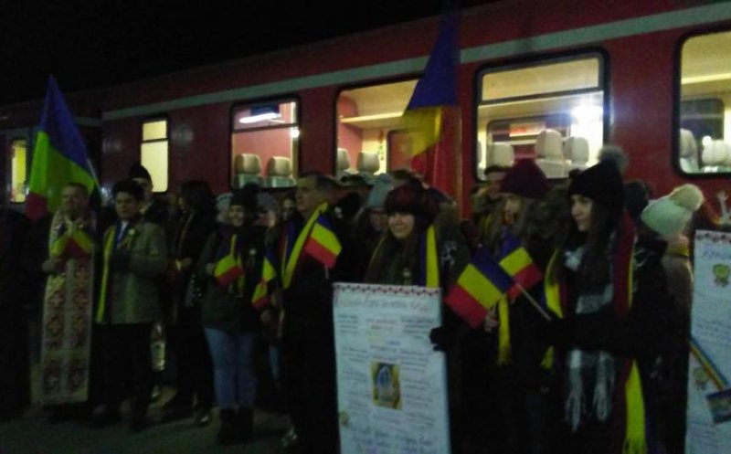 CENTENAR. Elevi şi profesori din Cluj, îmbarcaţi în "trenul Unirii" spre Alba