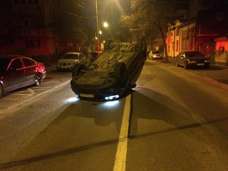 Maşină cu roţile în sus, pe mijlocul unui drum din Cluj. Şoferul a fugit: "E de două ore aici, poliţia se învârte pe lângă ea"