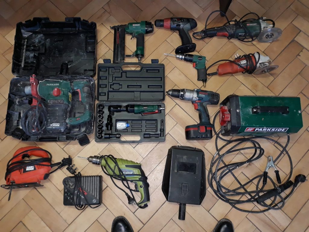 Hoţii "meşteri", prinşi de poliţişti. Au luat cu "împrumut" flexuri şi mașini de găurit de 6.000 de lei