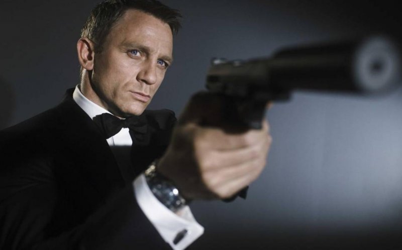 Concluzia medicilor, după ce au vizionat toate filmele cu James Bond: 007 suferă de alcoolism sever şi are nevoie de ajutor specializat – VIDEO