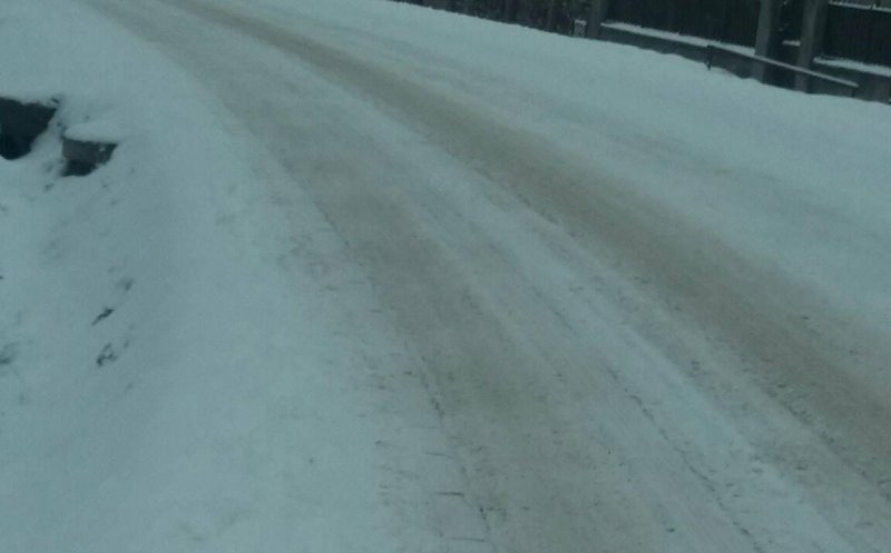 Atenție, șoferi! Zăpadă pe drumurile din Cluj. Se circulă în condiții de iarnă