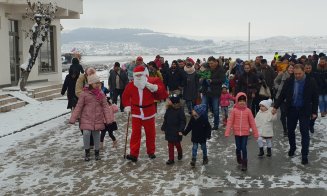 Zeci de copii l-au întâmpinat pe Moș Crăciun pe Aeroportul Cluj