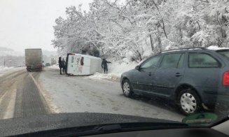 Utilajele de deszăpezire nu țin pasul cu ninsoarea. O dubiță s-a răsturnat la Cluj, din cauza drumului alunecos