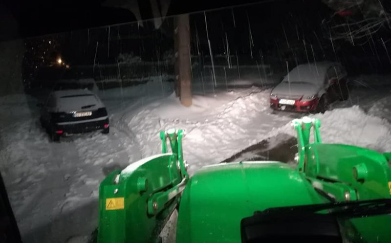 Baciu, sub nămeţi. Utilajele de deszăpezire, blocate de maşinile parcate pe trotuar. Oamenii aruncă zăpada din curţi în stradă