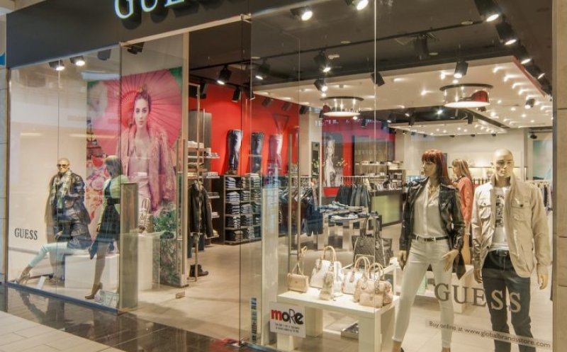 Brandul de lux Guess, amendat pentru că practica prețuri cu 10% mai mari în România
