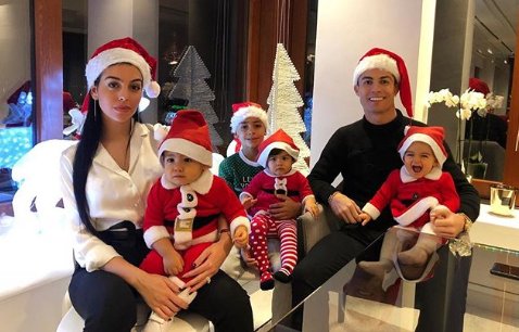 Fotbaliştii, lângă bradul de Crăciun. Cele mai frumoase urări pentru fani
