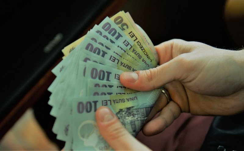 Salariul minim pe economie creşte cu 10% începândcu 1 ianuarie, până la 2.080 de lei brut pe lună