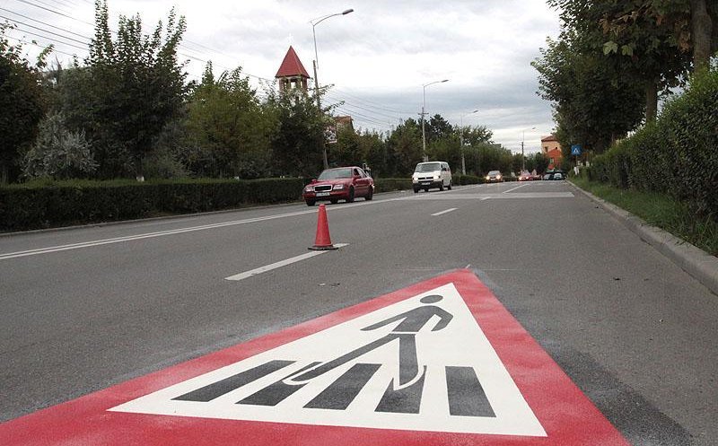 Un bărbat și copilul de 2 ani pe care îl purta în brațe, spulberați pe trecerea de pietoni de un clujean