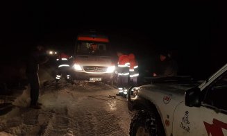 Spirit civic la Cluj. Ambulanţă înzăpezită pe Valea Fânaţelor, salvată de un voluntar