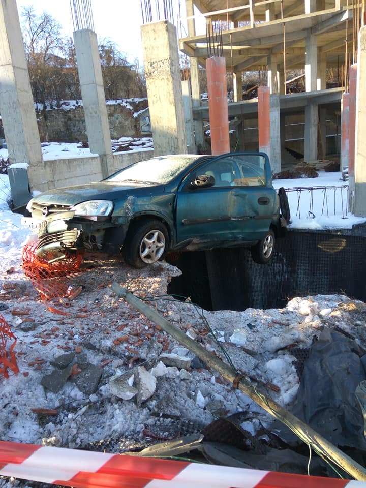 Şoferul care şi-a "parcat" maşina într-un şantier de pe Calea Turzii era băut