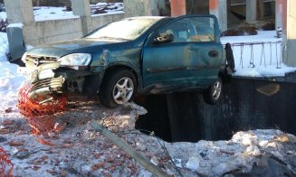 Şoferul care şi-a "parcat" maşina într-un şantier de pe Calea Turzii era băut