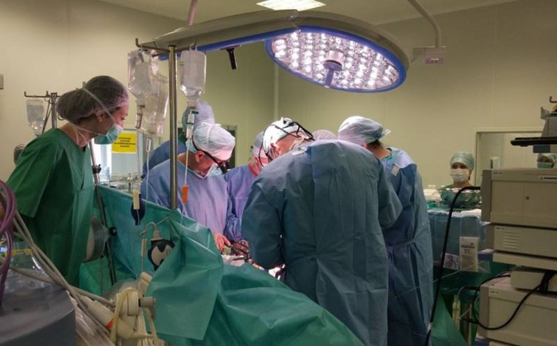 Medici din Cluj, participanţi la o intervenţie în premieră pentru Europa de Est: Transplantul robotic!