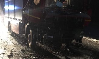 Accident între o mașină de pompieri și un TIR. Un pompier a fost descarcerat