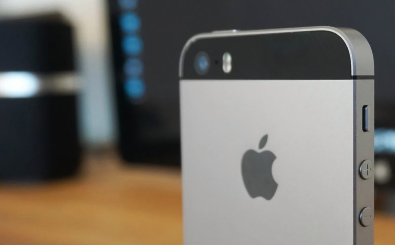 Apple readuce în ofertă un telefon apreciat şi cu preţ accesibil