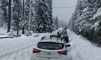 Blocaj pe drumul care duce spre pârtia Buscat. Coloană de zeci de maşini