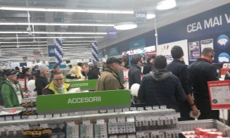 Clujenii au “rupt porțile” Media Galaxy. Câte 2-3 televizoare de om