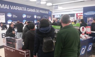 Clujenii au “rupt porțile” Media Galaxy. Câte 2-3 televizoare de om