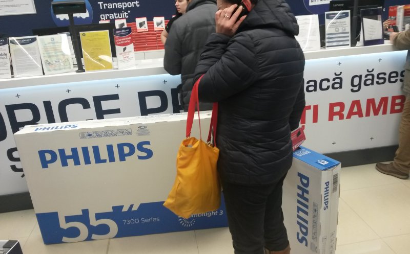 Clujenii au “rupt porțile” Media Galaxy. Câte 2-3 televizoare de om